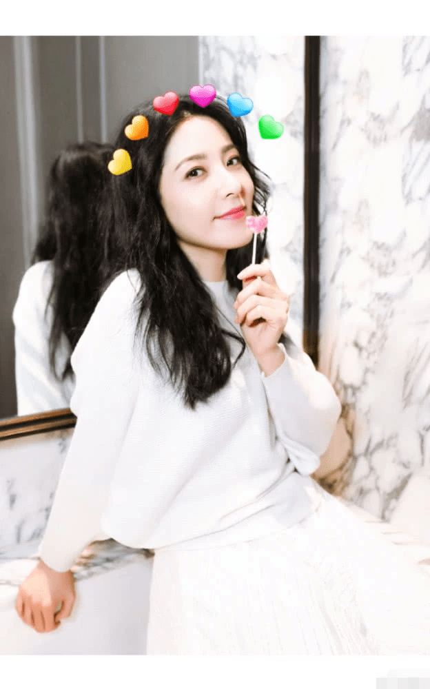 曾黎罕穿清宫装,气质优雅颜值年轻,与大9岁那英同框演宫斗_宫廷_视频