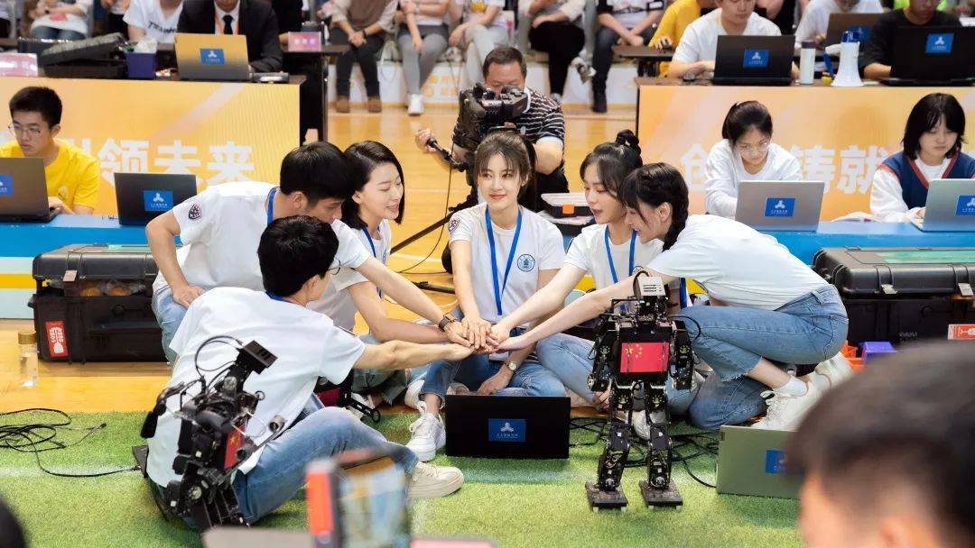 观看了《大三女生》第一集,她说:"剧中赵嘉欣和李桂菲的友谊令我感动