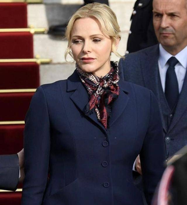 摩纳哥王妃颜值超凯特,肩宽腰粗照样闪耀,龙凤胎儿女美貌像天使_夏琳