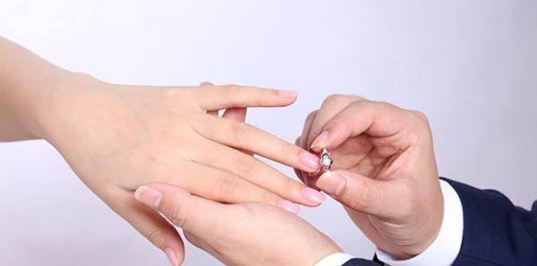 男女热恋中该怎么戴戒指?_戴法_情侣_无名指