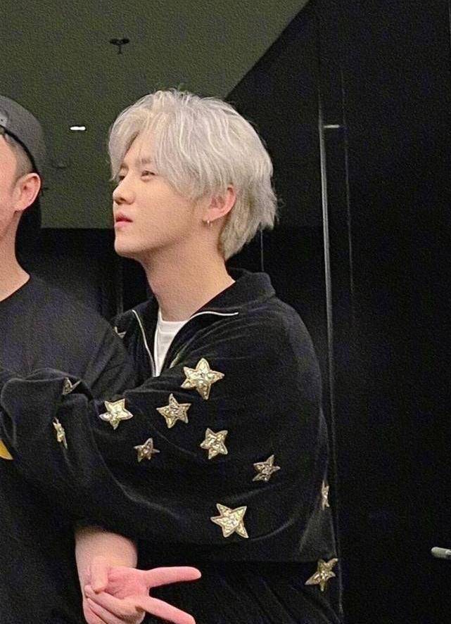 随着新晋流量明星的涌现,肖战,蔡徐坤,王一博和龚俊等新一代顶流的