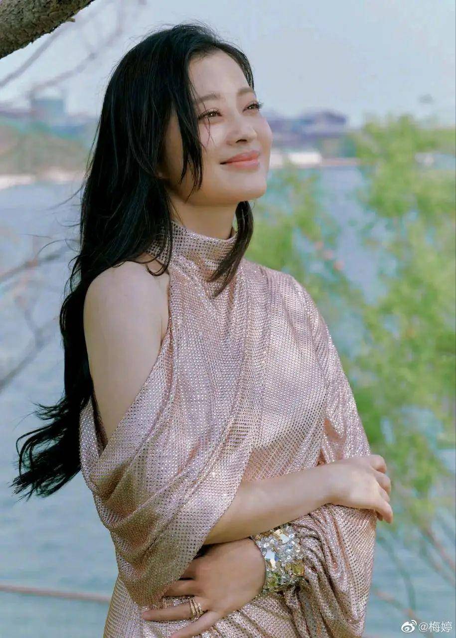 梅婷和许晴是同一个类型的女人,她们年轻的时候就显成熟,年龄大了变化