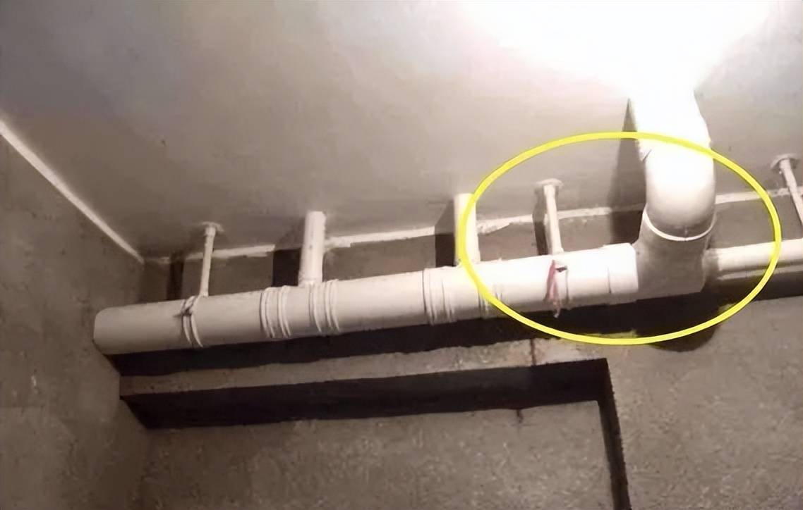 正常情况下,存水弯应该是存满水的,这样就可以把地漏和下水道的空气