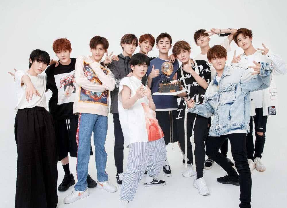 明日之子r1se太会撩:周震南rap超燃,焉栩嘉眼神甜,赵磊靠肩杀_何洛洛