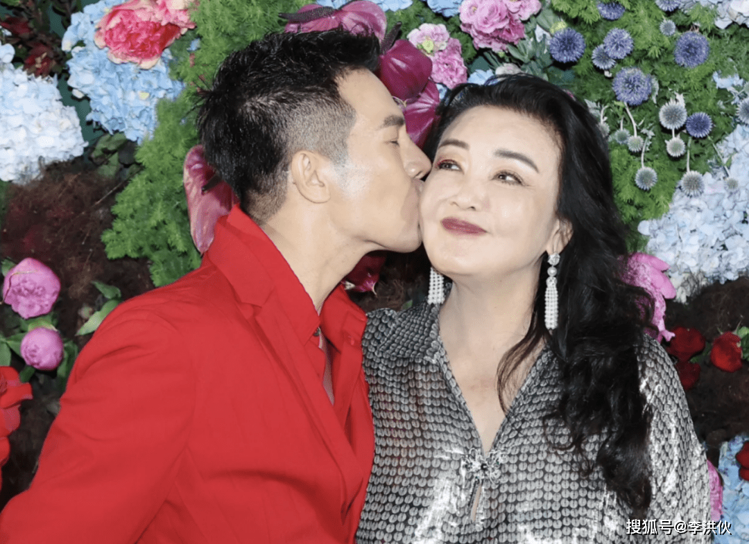 贴脸亲吻，牵手走红毯，65岁的张兰迎来第二春？_搜狐网