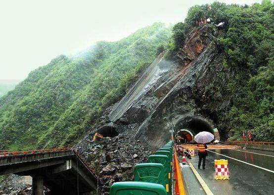施工过程中隧道发生坍塌随着全国各地高速公路,铁路建设的高速发展