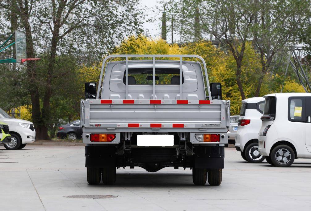 五菱下本了,新车不到7万,长近6米搭载2.0l引擎,带你看五菱龙卡