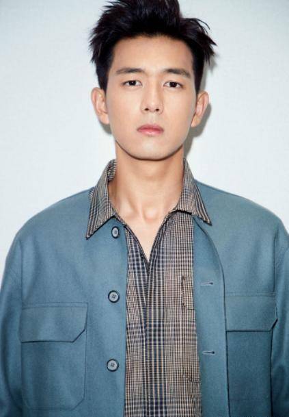 娜扎为显高真的太拼了,和185李现同框互动,都快要一样高了_身高_一身