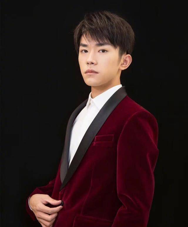 男明星穿上"红丝绒",易烊千玺权志龙还好,看到肖战真动心了!