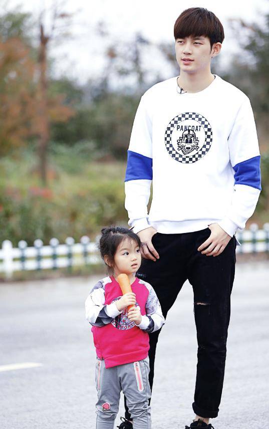 还记得《爸爸去哪儿》的阿拉蕾吗?