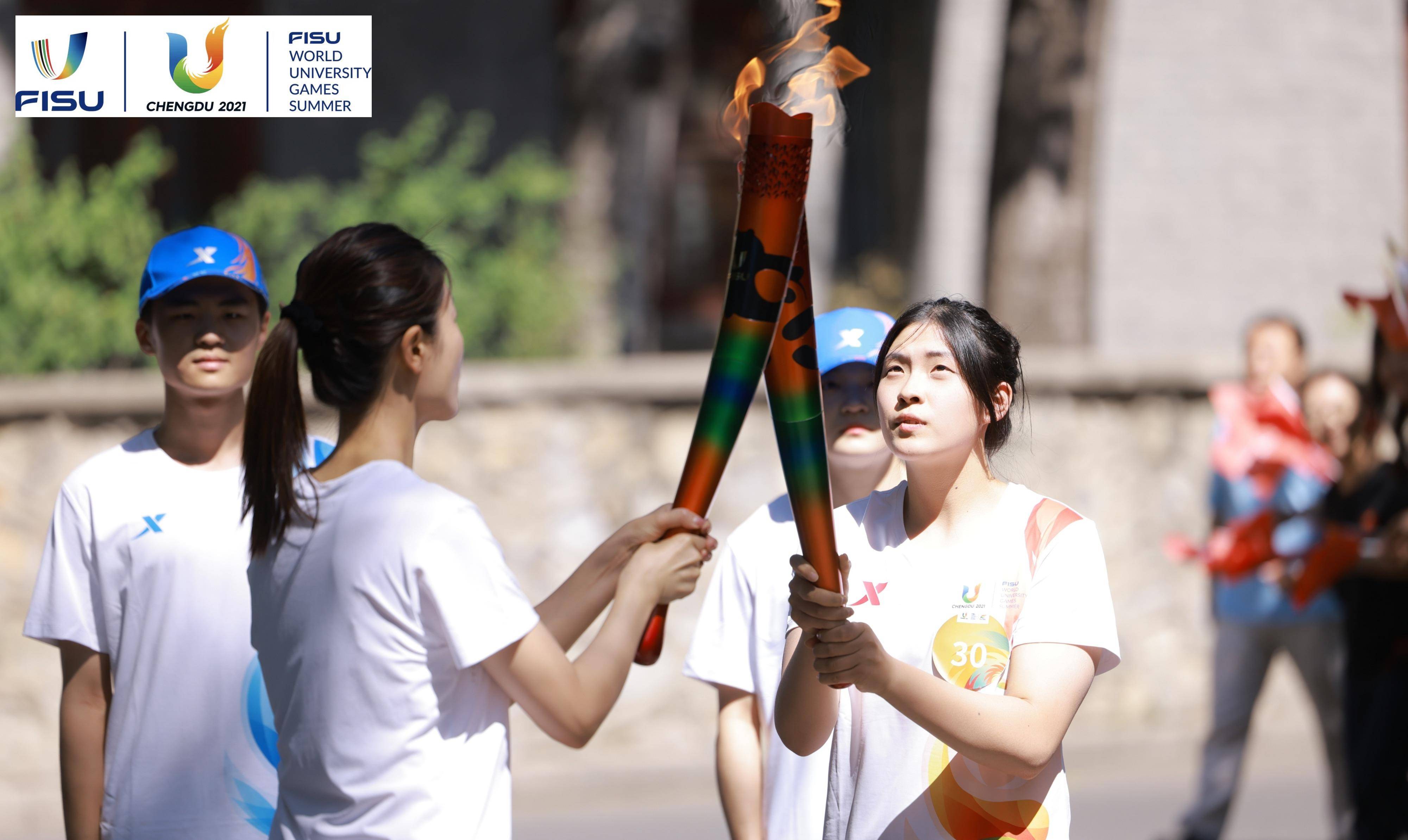 成都大运会火炬传递在京启动 奥运冠军邹敬园担任第一棒火炬手_大学生