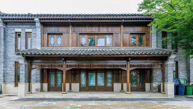 这边话刚说完,于飞领着二十多个兄弟过来了,说道,磊哥,我们来捧你了.