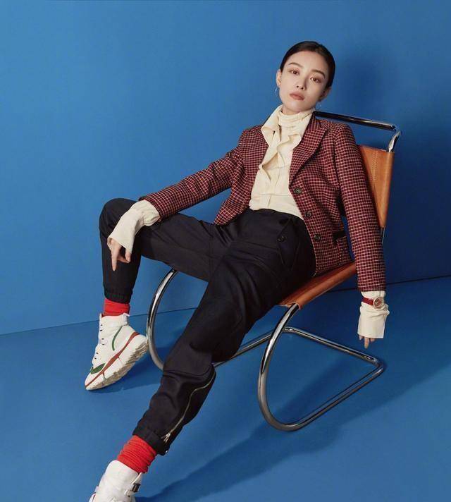 倪妮斜肩裙扎丸子头,秀精致锁骨,红毯上自己提裙子曲线太抢眼_显得