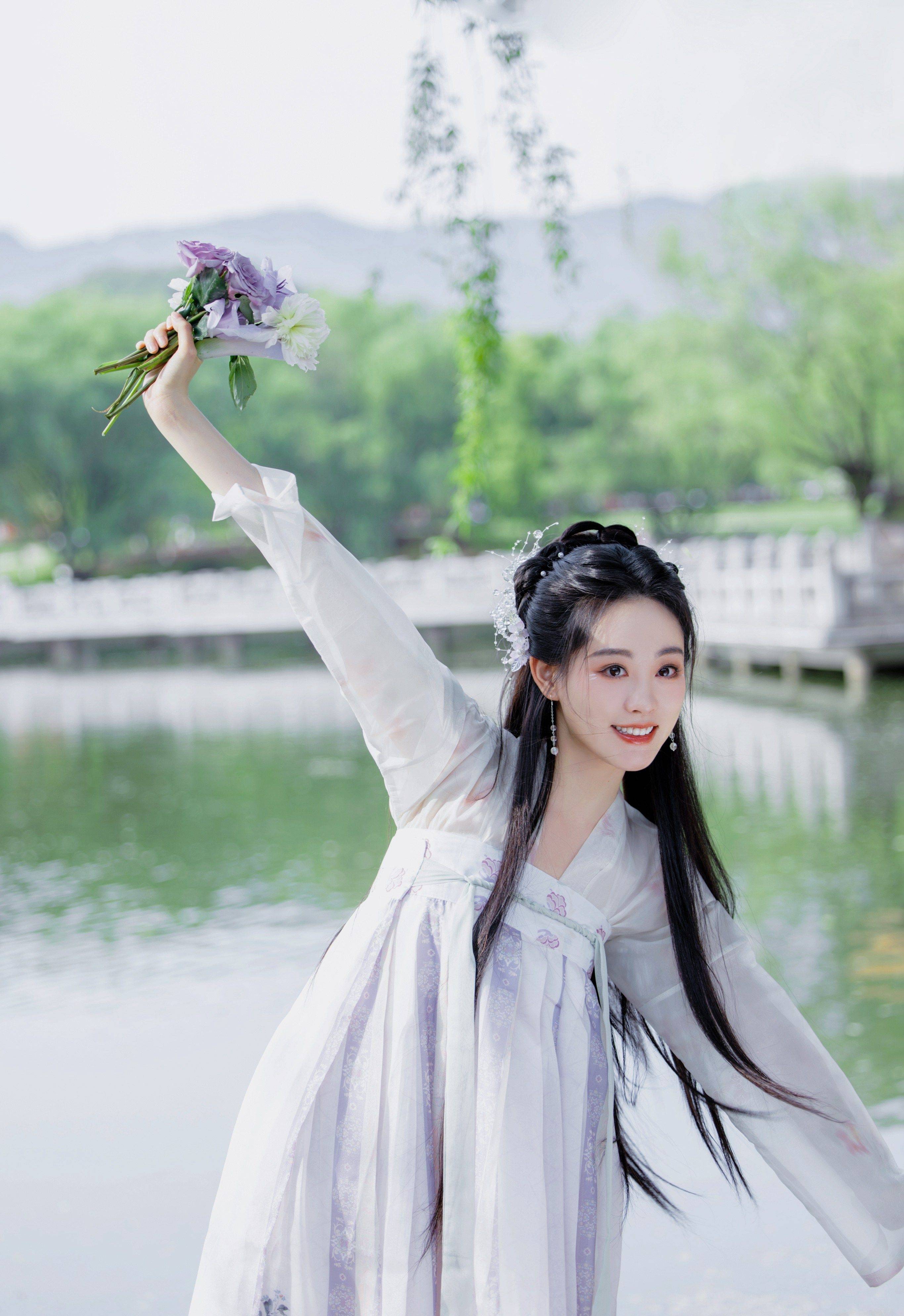 祝绪丹白色汉服仙气飘飘优雅写真_美得_花朵_一颦一笑
