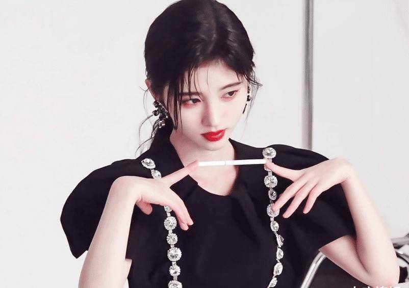 鞠婧祎锁死半永久妆容,为新代言拍策划花絮,烈焰红唇谁不爱?