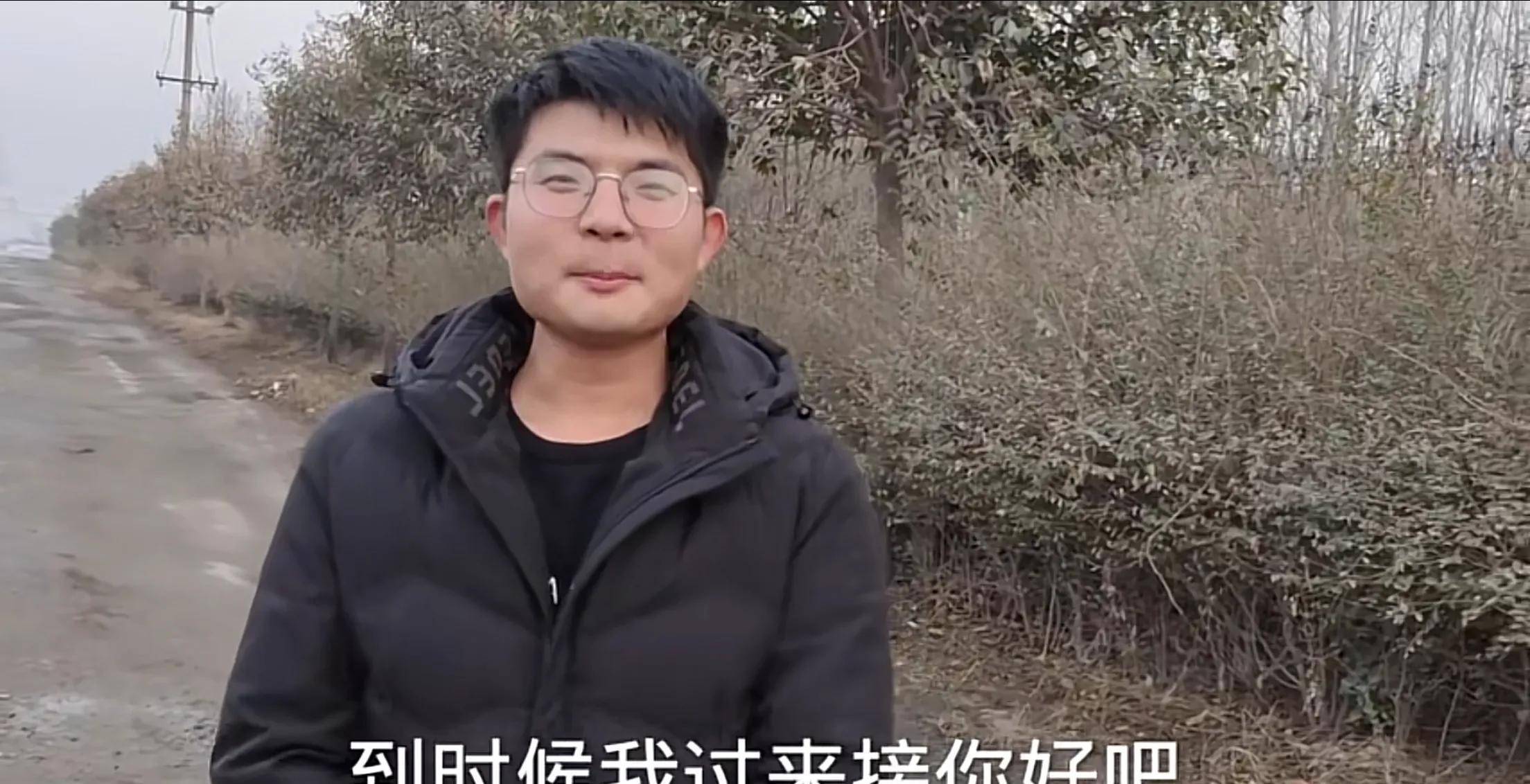 萌萌要回家过年了,张龙不想和他道别,萌萌回家后要打开一个神秘的柜子