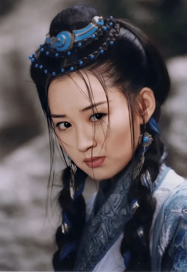 当时,林青霞扮演了东方不败,关之琳扮演了任盈盈,而李嘉欣扮演了