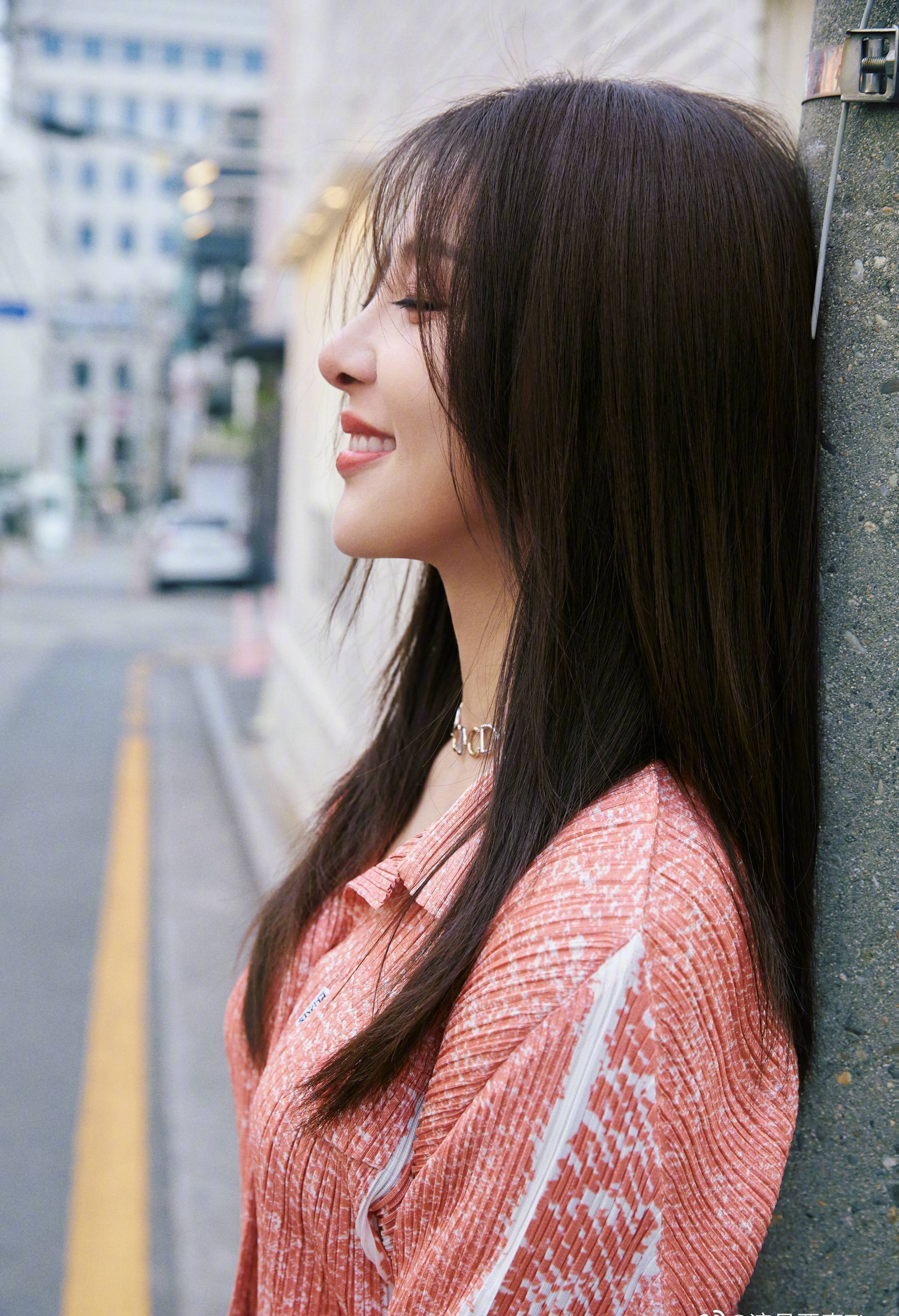 贾青长发飘飘街头时尚写真_造型_女人_连衣裙