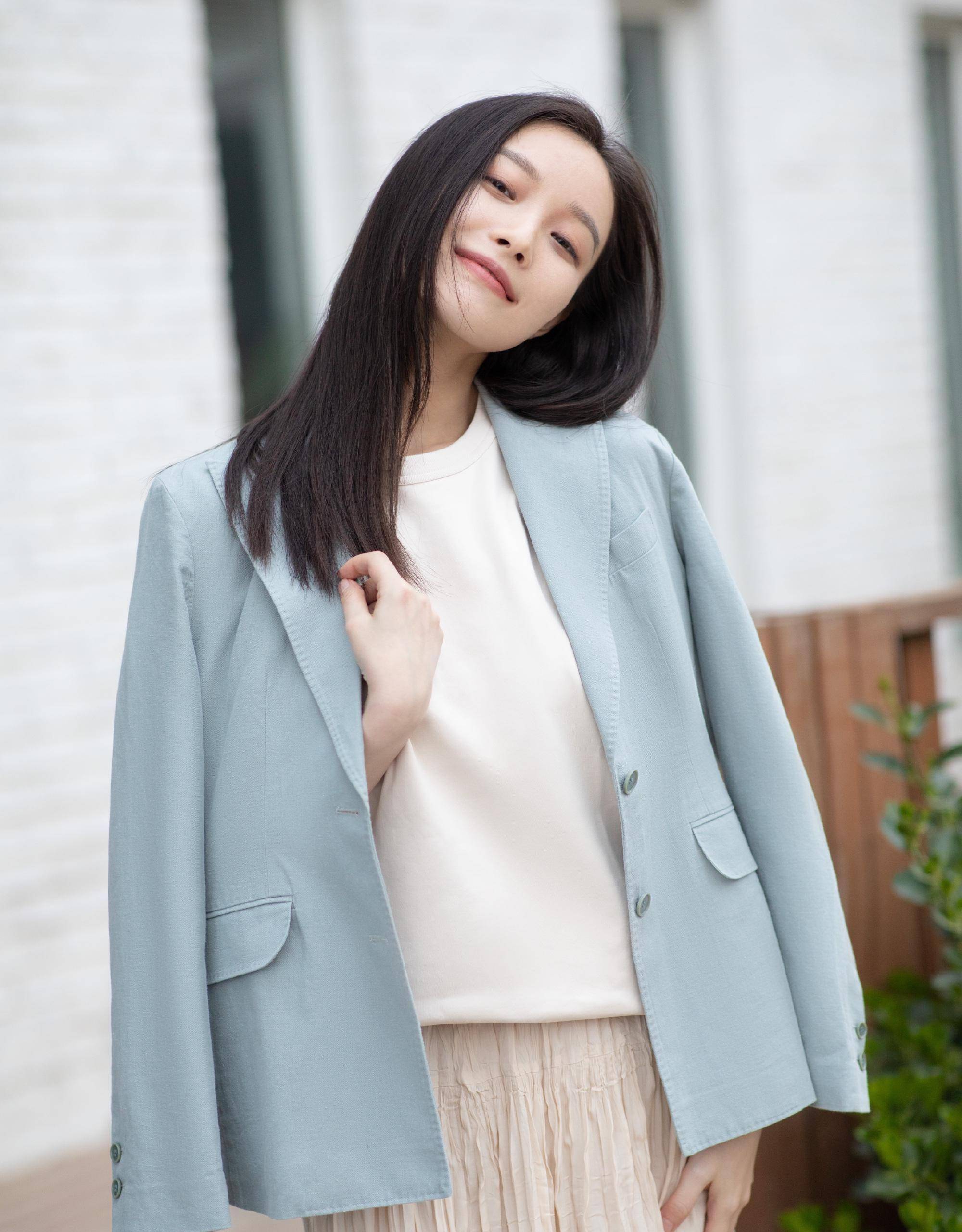 倪妮成行走的衣架子,大衣配牛仔裤显简约气质,比例不输超模_身材_外套