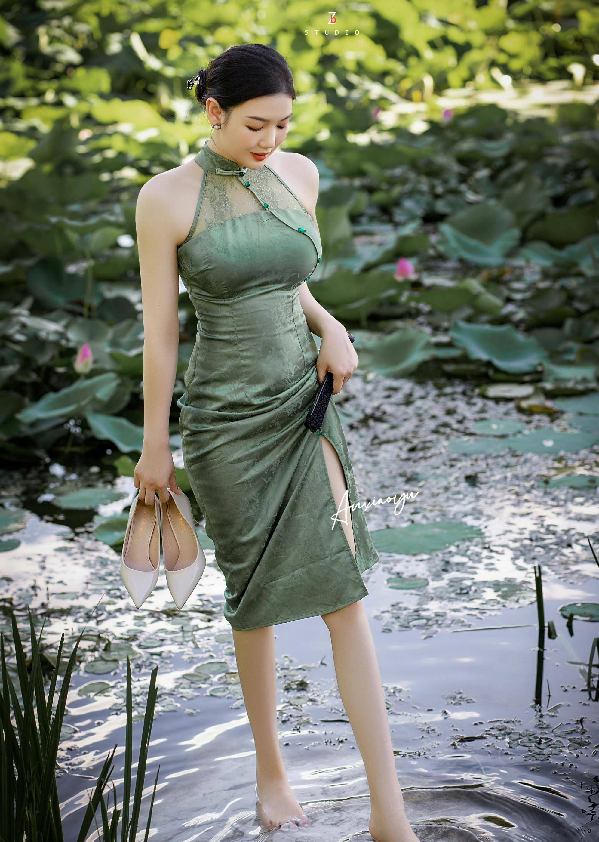 旗袍女神安晓雨晒出一身绿色不沾泥的旗袍图,高贵优