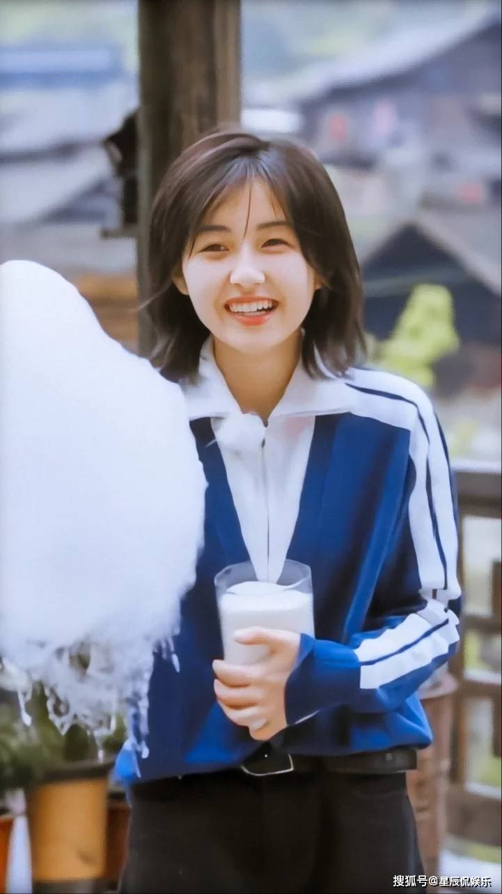 "京圈宠儿"张子枫:靠5个爹无人敢惹,拿下华表奖成"最年轻"影后_电影