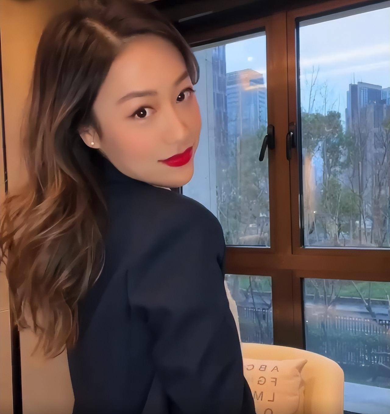 香港小姐季军丁子田,样貌身材背景都不缺,事业一般仍觅得富贵男友!