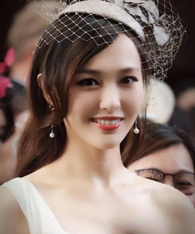 17岁的唐嫣旧照曝光被同桌评为"校花",不整容的美女就是好看_照片