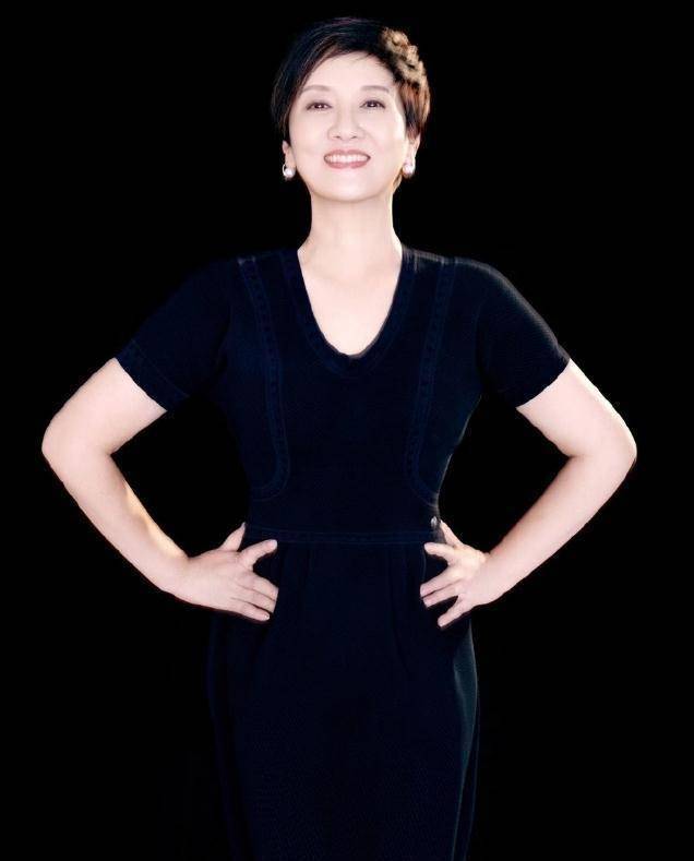 难怪张国立要将自己老婆藏在家,看邓婕久违露面的样子,我秒懂了_女子