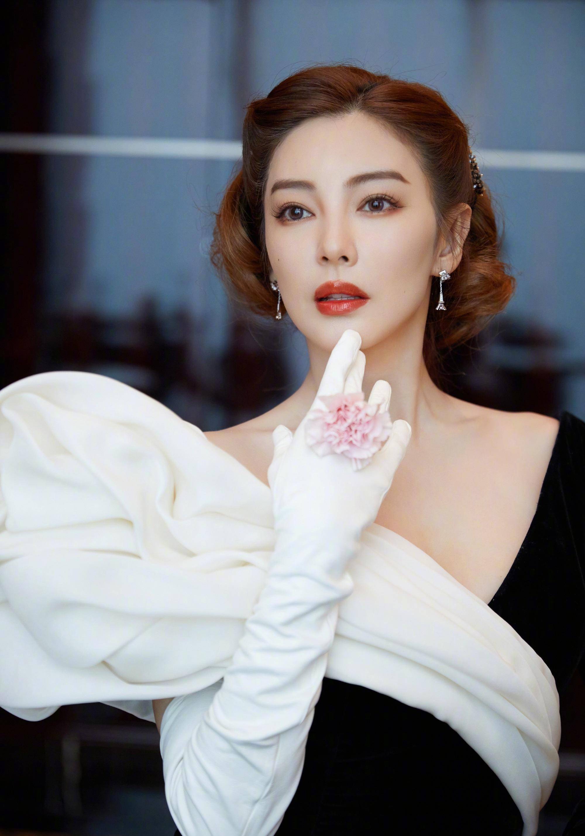 张雨绮回应699都买不了袜子一事,网友:想起了650元天价早餐事件_明星