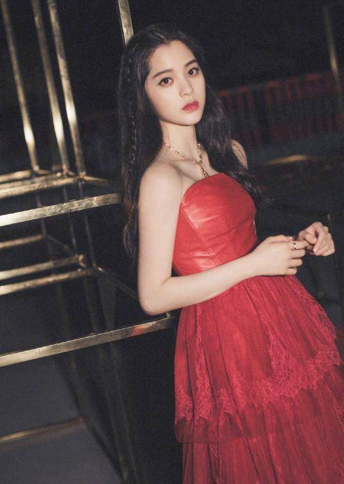 欧阳娜娜侧脸好扁,鼻子山根低显得额头好凸,网友:像寿星公_截图_时候