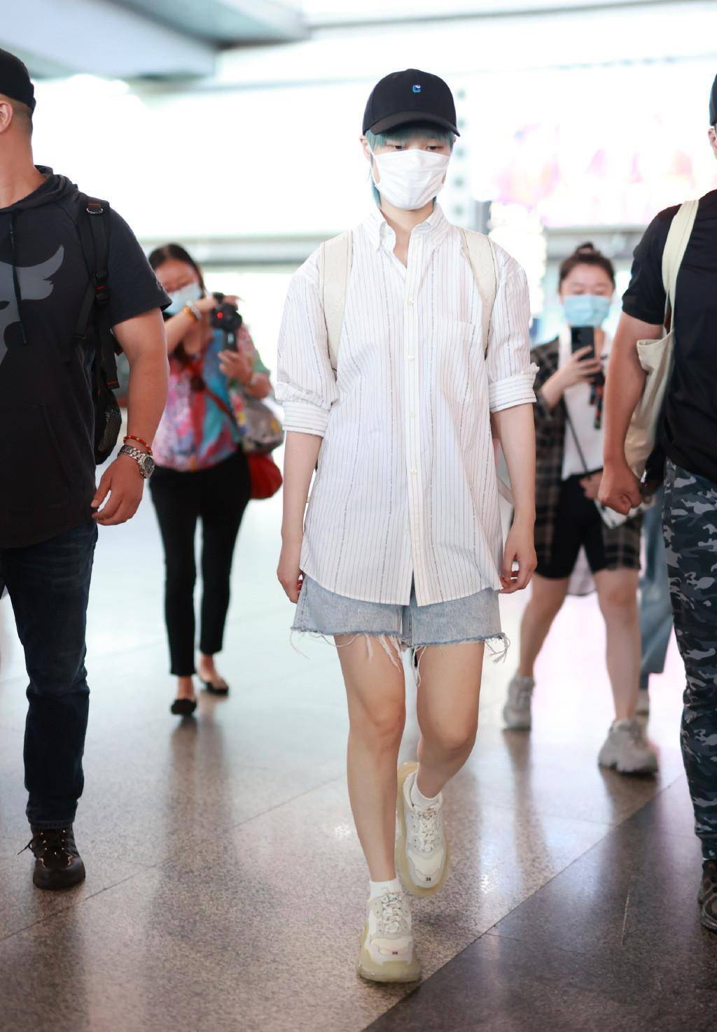 夏日酷男友风演绎戴墨镜把一半的黑色衬衫塞进裤子的腰带里于文文于文