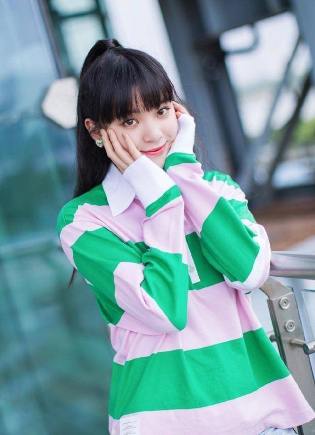 欧阳娜娜婴儿肥很占优势,穿条纹上衣再配齐刘海,太娇嫩了_写真照_造型