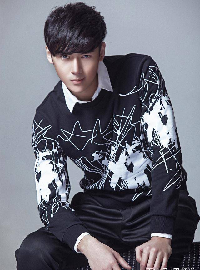 清秀俊朗还大长腿,这位85后帅哥演员,简直就是童话里王子的样子_李鹤