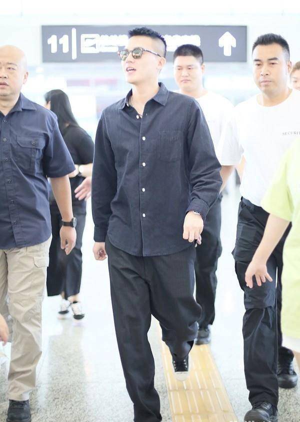 欧豪活力现身演绎痞帅青年,单手插兜大步前行酷似大佬_牛仔_感觉_瞬间