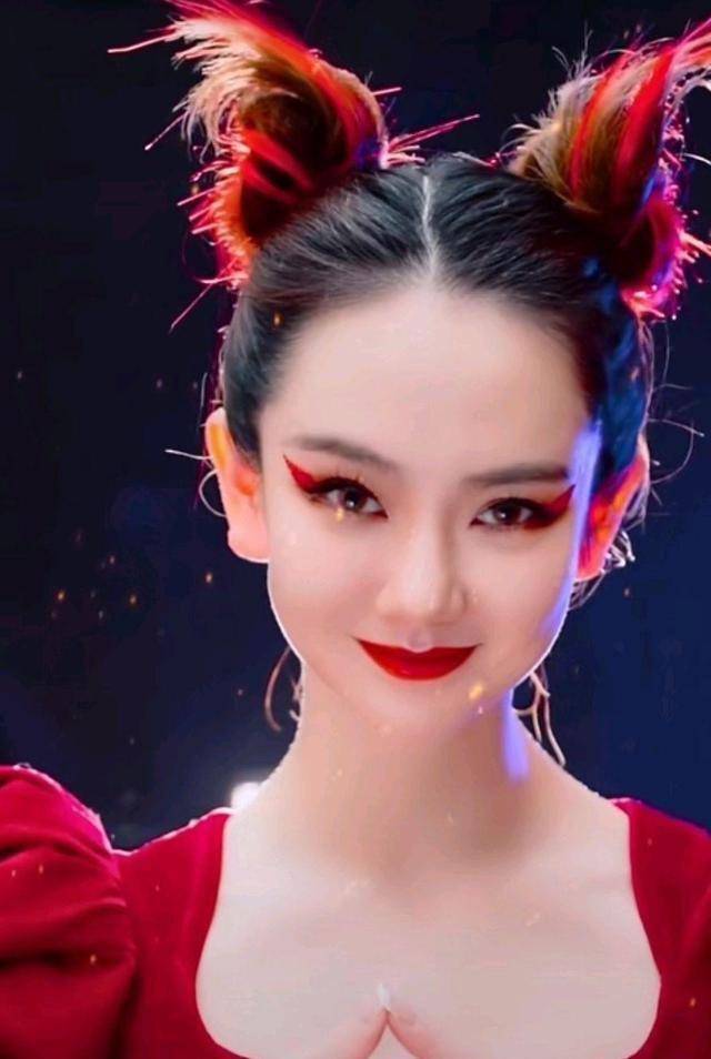 戚薇最新的扎发就很火,它叫"牛角双丸子头",可爱俏皮又时髦!