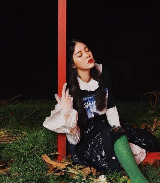 欧阳娜娜小鹿妆纯真呆萌,红格长裙配白袜皮鞋,童话气息十足_时尚_白色