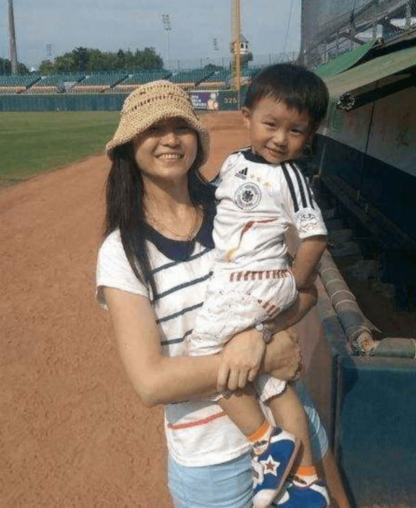 王小利:与相伴7年的发妻分手后,转身娶小11岁李琳,终收获幸福_温美玲