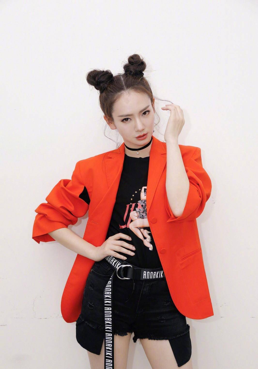 戚薇帅气拍写真,穿黑色西装配单车裤,内搭"花衬衫"却吸睛十足_装饰_李