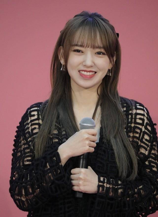 程潇新综艺穿"唐装"跳舞太美了,国风造型显温婉,看着好优雅_风格_时尚