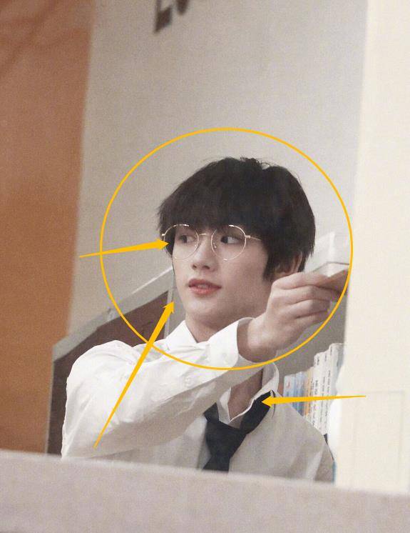 白衬衫学长来了,丁程鑫高中毕业照生图,这张脸是谁心中的白月光_穿着