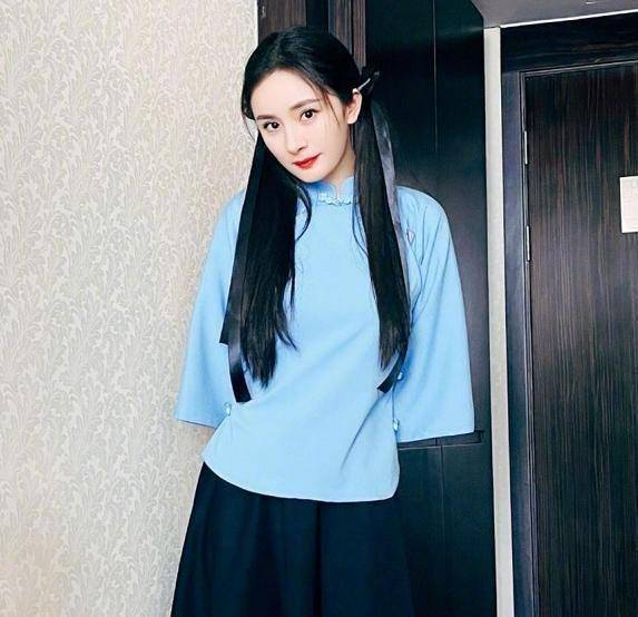 那么本期小编要和大家分享的就是部分女明星穿上民国学生装的惊艳造型