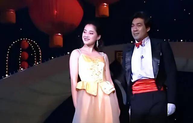 就这样,年仅19岁,梅婷就幸运地亮相春晚,亮相在全国观众面前.