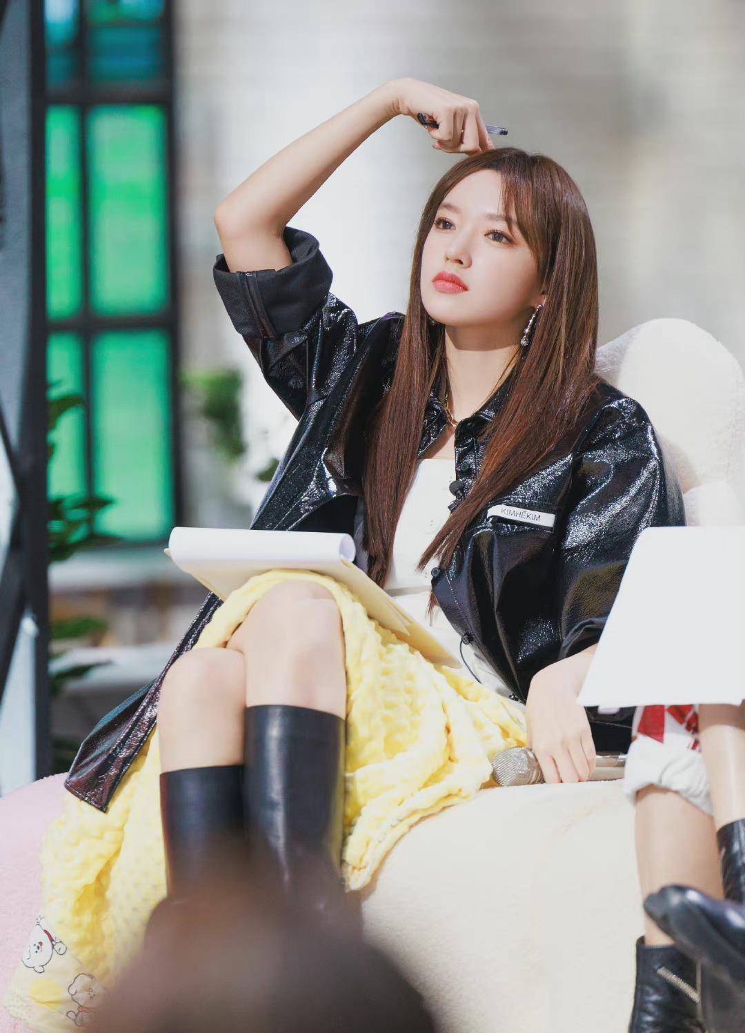 程潇新综艺穿"唐装"跳舞太美了,国风造型显温婉,看着好优雅_风格_时尚