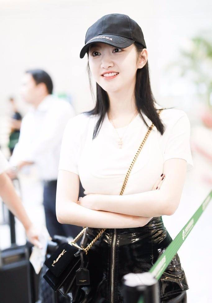 景甜又带火了一种风格,叫"背心外穿",远看不起眼,近看很时髦 _时尚_舞