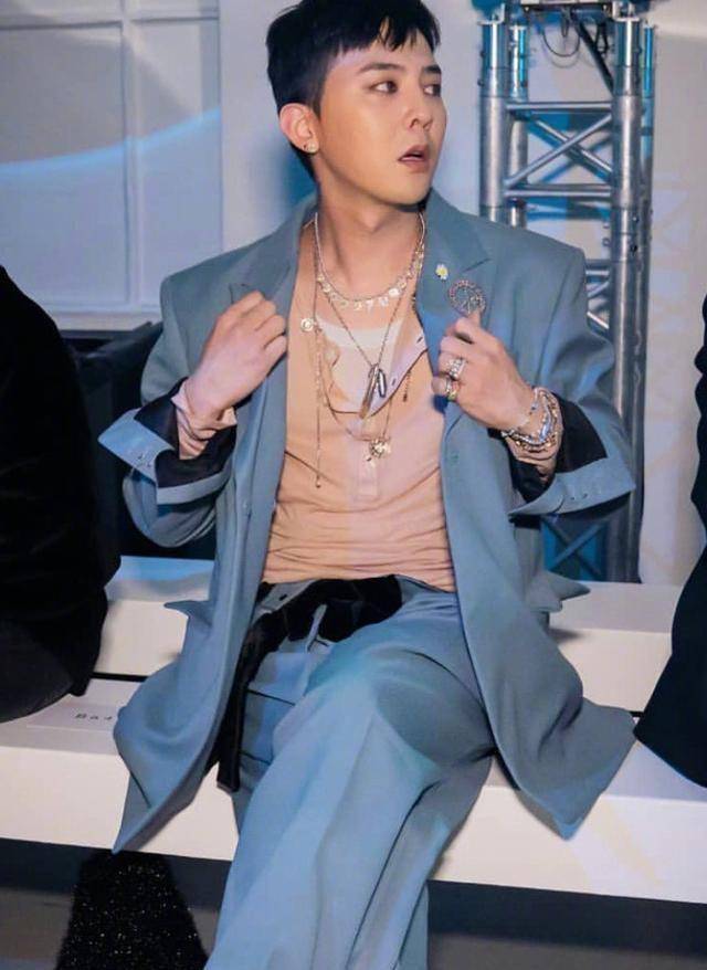 权志龙一件蓝色西装演绎出不同风格!帅气的人穿西装也那么迷人!