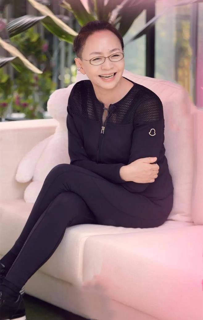 宋丹丹穿短裙还露腿,不俗气反倒感叹超模腿,没几个年轻人比得上_黑色