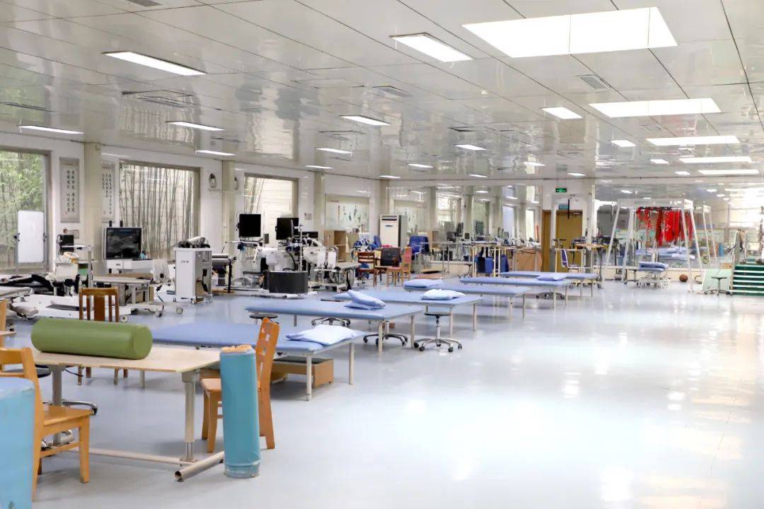 业务搬至铁路医院,在铁路医院方舱病区扩建近1800平方米的新康复大厅