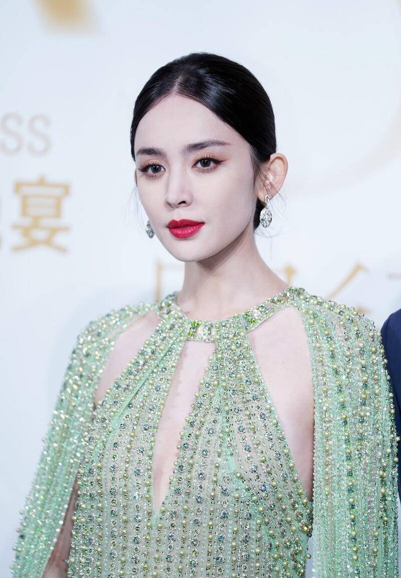 戴169万珠宝,艳似女子蛇,浓颜系赢麻了_娜扎_蓝美人_头发