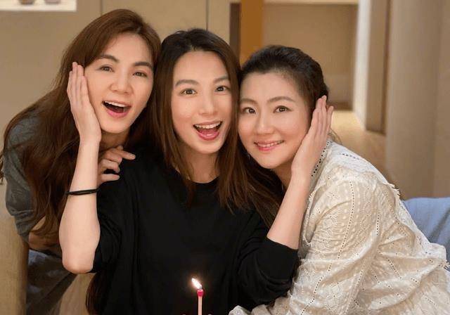 任家萱深夜发告白"老婆",晒手写祝福专辑,多年情谊宛如一家人_田馥甄