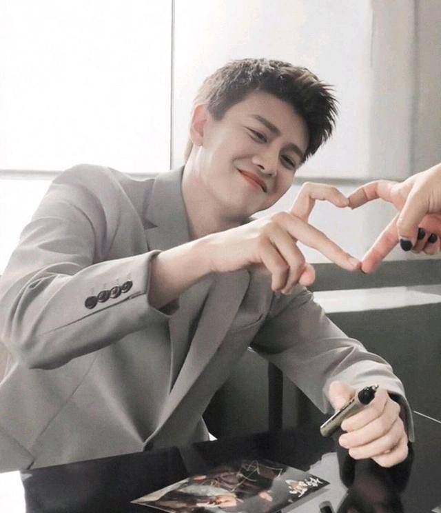 任嘉伦生日快乐,愿你的眼睛只看得到笑容,心中充满阳光_祝福_照片